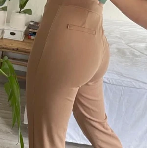 Kostymbyxor, Xs, 200 -  Säljer dessa fina kostymbyxor som jag köpte i Paris köpte dom för 450 och säljer för 200.