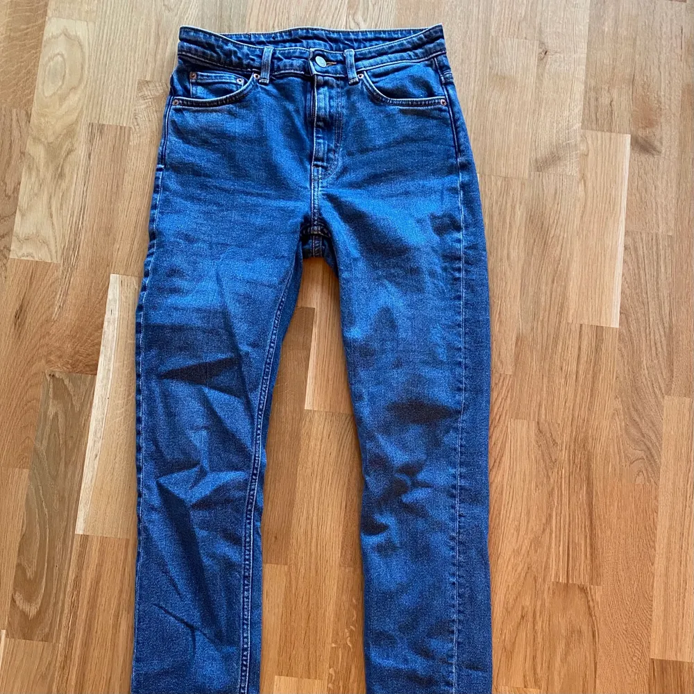 Så fina smala jeans från Weekday som tyvärr inte kommer till användning<3 väldigt sparsamt använda så är i princip i nyskick! 💙💙. Jeans & Byxor.