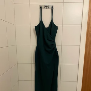 Figursydd klänning - Skit snygg klänning från Prettylittlething som tyvär inte kommer till andvändo… bra längd på mig som är 168. Kom inte med på bild med det är lång slits med.