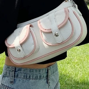 Axelväska  - Jätte snygg axelväska som jag aldrig använt så den är helt i nyskick, dm för fler bilder 