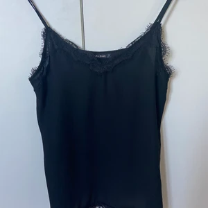 Festtopp  - Superfint spetslinne från zara. Passar perfekt till fest. Aldrig använd så i nyskick! Storlek XS men passar även S❤️‍🔥