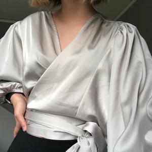 Omlott tröja - Superfin omlott tröja från Ellos i storlek 34. Toppen är silvrig och det ena bandet trär du genom en ögla och sen snor du runt det i något varv och knyter en rosett! 🤎 Toppen är i nyskick och endast testad 2-3 gånger 🙌🏼