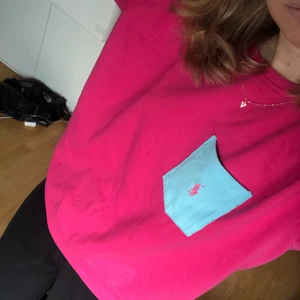 Rosa sweatshirt Beyond Retro - Cool rosa tröja med Ralph lauren ficka som jag köpte på Beyond retro för något år sen men bara använd ett fåtal gånger 💕