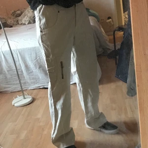 Baggy beige cargobyxor - Coola baggy beige cargobyxor i bra skick med många fina detaljer såsom fickorna och dragkedjor i strl 40 från märket Cellbes med resår i midjan så passar både mindre och större. Jag är cirka 165 och dem är lite för långa för mig därför jag säljer dem. Köparen står för frakt✨