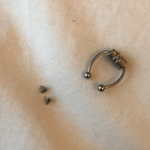 Fake septum piercing - Fake magnetisk septum piercing, utbytbara ändar som skruvas av och på så du kan välja bollar eller koner😊 möts i slussen eller postar✨