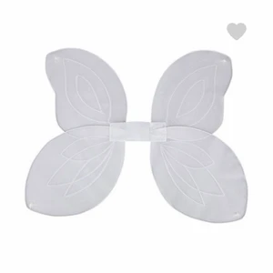 Vita och gröna vingar! - Säljer både vita och gröna vingar, helt oanvända, kommer i originalfärpackning (de gröna är slutsålda på hemsidan)! Passar perfekt nu till halloween om man vill klä ut sig till fe/winx/ängel eller liknande! Båda för 100kr inklusive frakt (130kr på hemsidan) eller 60kr styck!