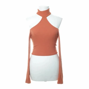 Tröja/topp Bershka - Super snygg tröja/topp i Stl S från Bershka. Tyvärr för liten för mig och därav säljes den. I ny skick. 