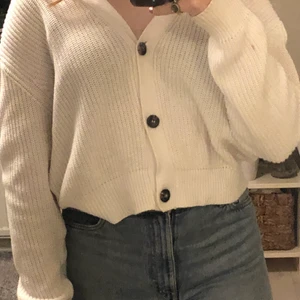 Kofta med knappar - Stickad kofta köpt på lager 157, knappt använd så bra skick. Köpt för ca 200kr. Den är i storlek l men funkar för m/s. Säljare står för frakt  