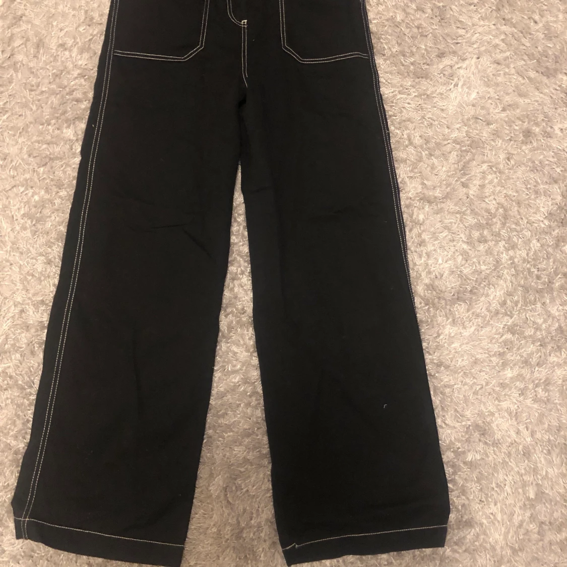 Svarta byxor med vita sömmar