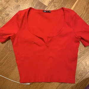 Zara topp - Aldrig använd zara topp orginal pris 169kr. Kontakta för mer bilder och information💞💞