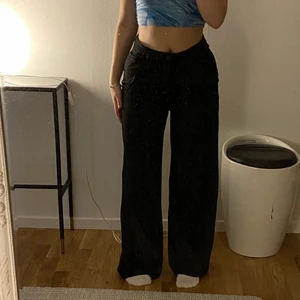 Svarta kostymbyxor  - Säljer dessa otroligt snygga kostymbyxor från boohoo i storlek 36, aldrig använda, 220kr plus frakt (62kr) 💗💓