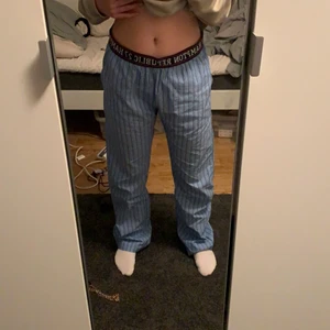 Blåa randiga byxor - Hej säljer mina blåa randiga byxor för att dom va för stora för mig och lite långa då jag är 160 cm. Köpta då för 249 kr💕