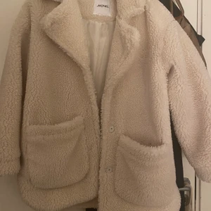 Teddy jacka - Den här svin snygga, super coola och väldigt bekväma jackan söker nytt hem. Jag är så extremt ledsen då jag tyvärr alltid har haft för långa armar för denna jacka. Den är svin snygg och super gosig nu under hösten! Den är inköpt vinter 2020 för 800 kr på monki. Använd Max 10 gånger! Skulle säga att den är ganska oversized så mer som en s/m. Pris kan diskuteras vid snabb affär :)