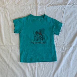 Baby Tee👣🌸 - Min favorit tröja som jag tyvärr måste tröja! Man kan ha den till allt och den är världens snyggaste färg💗 Sitter tajt men inte så kort💕