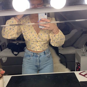 Söt blus  - Super söt blus som tyvärr inte kommer till användning, är som ny!!💕