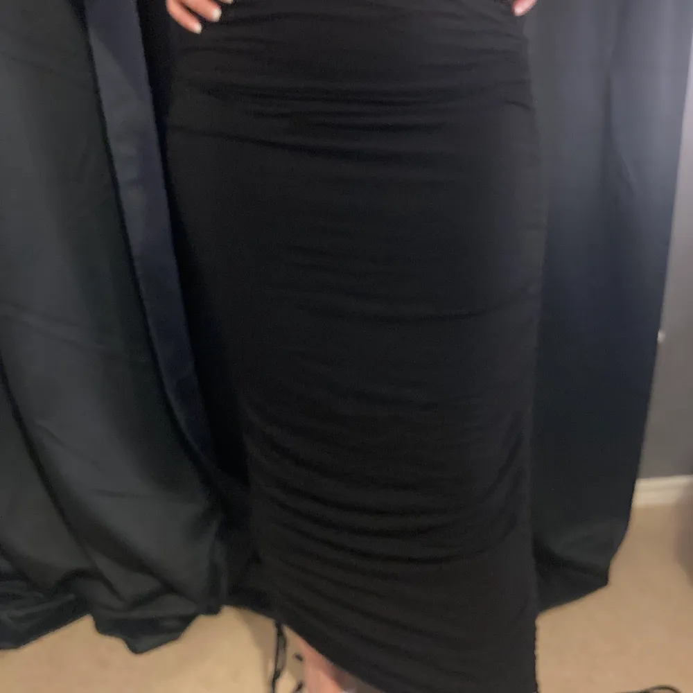 Denna fina kjol kan du både ha kort och lång, modellen använder storlek M men kjolen är i storlek XL och den passar ändå så bra!!!. Kjolar.