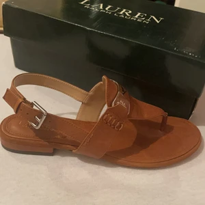 Sandaler  - Väldigt snygga sandaler aldrig använda, för små för mig, köpte de för 900kr säljs för 350kr storlek 39 köparen står för frakt 