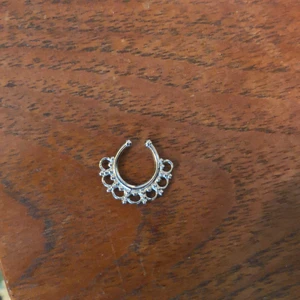 Fake septum - Jätte fin fake septum piercing! Enbart provad. Frakten är inräknad i priset <33