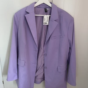 Lila blazer - Helt oanvänd med prislapp kvar! Nypris: 399kr 🧸 Slutsåld! Köparen står för frakten - 66kr. 💋
