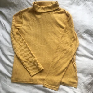 Senapsgul polotröja 🌞 - Jag har stl xs/s så denna polotröjan sitter inte tajt på mig, men snyggt ändå 🌞