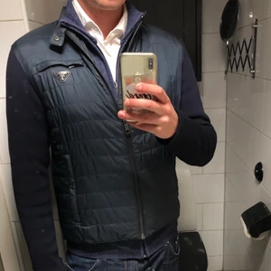 Prada Cardigan/dunjacka - Fet jacka/tröja från Prada i grymt skick. Strl 48/M. Ett lagat 1cm stort hål i en av innerfickorna. Inget man ser, fråga om bild om du vill!
