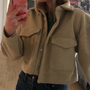 Jacka - Använd en gång! Storlek M men passar mig som vanligtvis har S. Från Hm. Spårbar frakt: 66kr tillkommer 💞