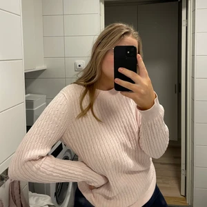 Rosa tröja  - Säljer min rosa tröja. Storleken L men passar s/m. Knappt använd