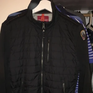 Parajumpers fleece - den är lite solblekt vilket ger den mer karaktär och den har ett litet hål vid armen