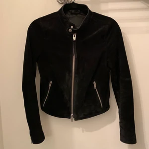 Rock and Blue mockajacka - Stilren äkta mockajacka i tidlös modell. Sköter man mocka på rätt sätt håller den i många år. Slim och i silverdetaljer.  Skriv om det önskar fler bilder. Nypris 2299:-