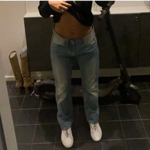 Jeans💕 - Säljer dessa superfina lågmidjade jeansen då dem inte sitter så fint på mig på dem och inte riktigt i min smak!💕 Storlek 36! Skriv privat för fler bilder eller mer information ❤️ Lånad bild skriv privat för fler bilder❤️