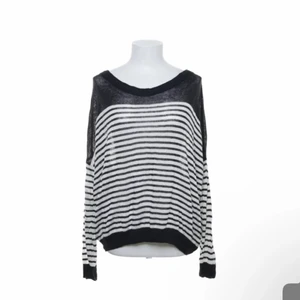 Randig tröja  - Säljer denna tröja från sellpy som är från zara. Den är i storlek M, skriv för fler frågor eller bilder 💗köparen står för frakten!