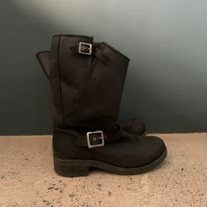 Svarta läderboots, stl 41 - Läderboots i fint skick. Tunn vadering, spännen och dragkedja. Stl 41. Köpare står för frakt