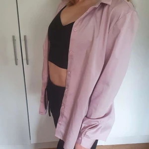 Lyxig skjorta från Coster CPH - Skjorta från Costercopenhagen i sidenliknande material & rosé färg. Säljes då den är lite för stor för mig, så mycket sparsamt använd. Så snygg oversized eller som överskjorta. Tvättar innan leverans 💞