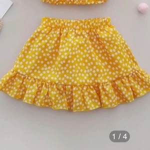 Blommig kjol SHEIN - Söt kjol från SHEIN i storlek 38. Jätteskönt och luftigt material, inte genomskinlig. Säljer då den tyvärr inte kommer till användning 🌼 Endast testad! 50kr + frakt (66kr spårbart eller 45kr icke spårbart)