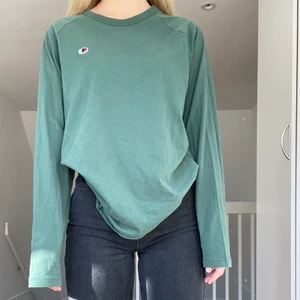 Grön champion tröja  - Säljer denna snygga tröjan som jag tyvärr inte längre andvänder!😍storlek är XL men som ni ser på bilden är den betydligt mindre, passar S-L 