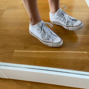 Converse - Ett par vita fina Converse i bra skick, strl 37!