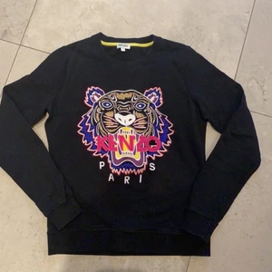 ZENZO TRÖJA - säljer min fina fina tröja från kenzo köpt för ca 1 år sen på NK. den är i ny shick! Knappt använd, super fin nu till hösten men säljer för det int är min stil längre☺️