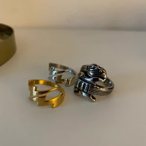 Ringar⚡️ - As coola ringar i rostfritt stål ⚡️⚡️köp till dig själv eller som en gåva!💞99 kr för guitar ringen och 89kr för blixt ringen❤️