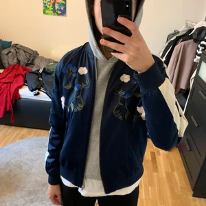 Bomberjacka  - Skit ball tunn bomberjacka, funkar som kofta med. Från mbyM köpt för 1000kr, bra skick, storlek S