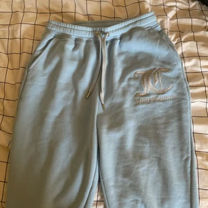 Jucie byxor i storlek S - Säljer mina fina sjöna juice byxor i storlek S. Använt 2 gånger så nästan som nya. Säljer pågrund av att jag köpt nya.