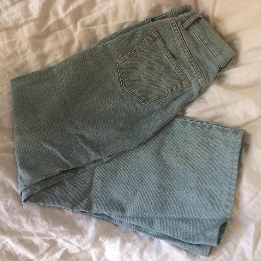Jättefina vida midwaist jeans i ljusblå! Mycket bra skick, säljes pga för lite användning för tillfället. Nypris 499kr startbud 90kr. Jeans & Byxor.