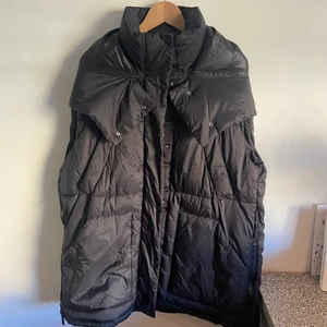 Oversized väst. - Oversized väst i svart från zara. Stor luva, väl använd. Stl S-M