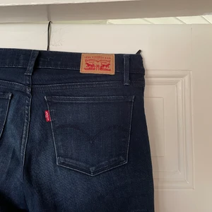 Levisjeans  - Levisjeans i bra skick, måttligt använda! Köpta i New York, slimmad/tajt passform, låg midja, mörkblå. De är i storlek 26 och längd 30. Hör gärna av dig om du har frågor!😊 Utgångspris 100kr! 