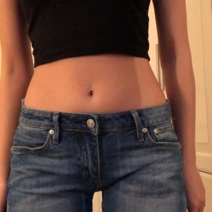 Bootcut jeans - Bootcut jeans ifrån crocker, strl 26 i midjan o passar mig som är 165 i längden! 🤍 Lägg bud, köp direkt för 200kr