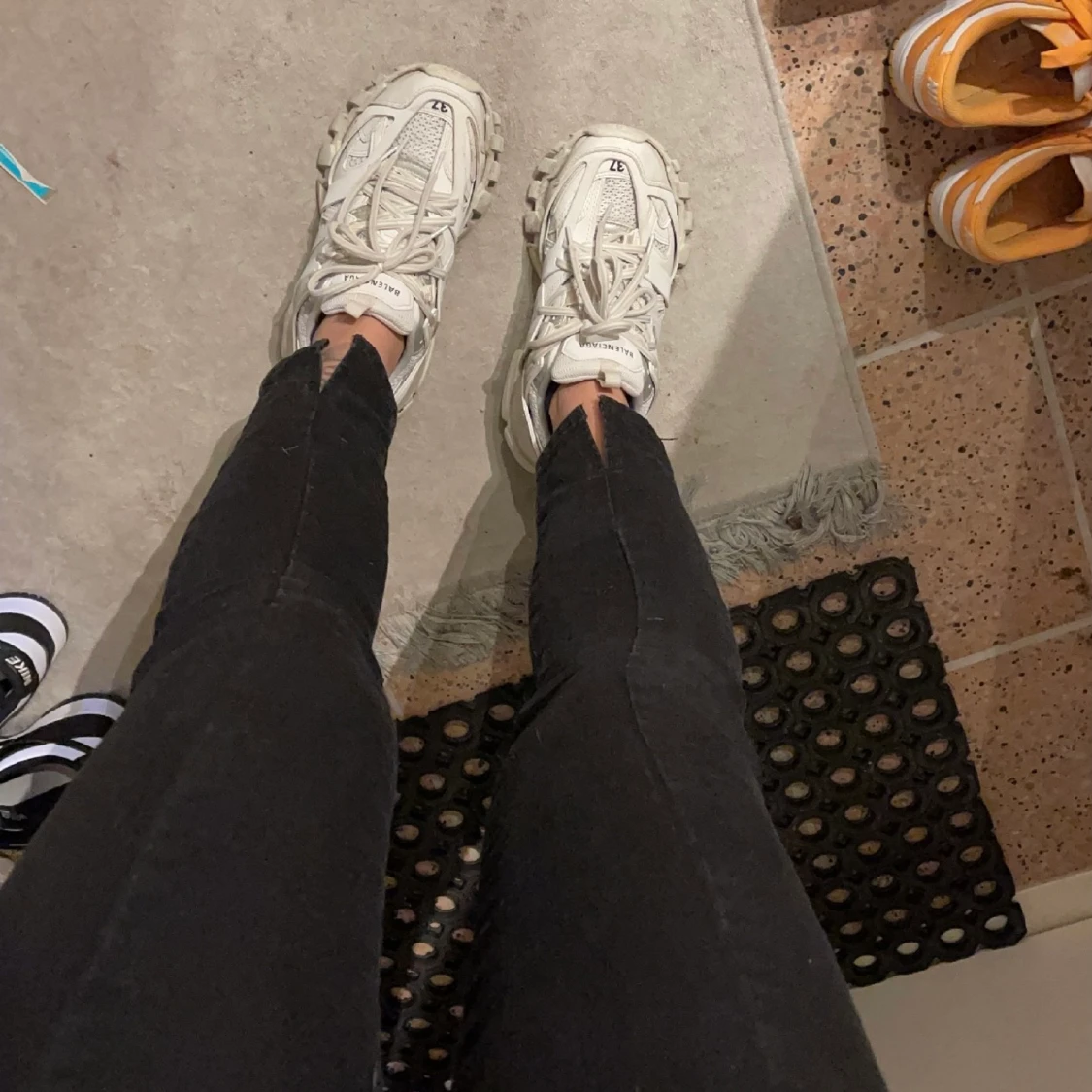 Svarta jeans med slits  - 91