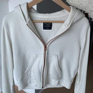 Härlig zip up hoodie från Abercrombie & Fitch som passar till allt😇 Kontakta om du är intresserad eller har frågor. Kan både frakta och möta upp❣️