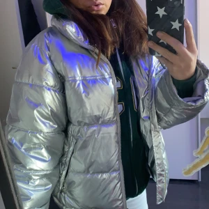 Strl M  - Skitnsygg glänsande silverjacka , använt få gånger. Säljer för har så många jackor hinner it använda alla:)) bra skick , varm när det är kallt ute , samtidigt som den är snygg. Tänker inte sälja för så mycket inte för att den är sönder men känner att den är inte värd att kosta för mycket heller:))  