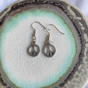 Öronhängen  - Öronhängen med peacemärke säljer vi för 15 💕💕💕