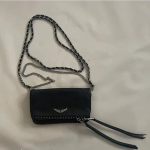 Zadig väska  - Intressekoll på min jättefina Zadig väska! Inte säker på om jag vill sälja men vill se vilka som är villiga att betala bra! Använd men i jätte jätte bra skick! Hör av er om ni undrar någonting💗🙌🏼