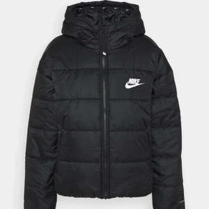 Nike vinterjacka - Säljer en superfin, varm och mysig höst/vinterjacka från Nike. Köpte jackan för 1145kr på Zalado för ca två veckor sedan och den var inte riktigt min stil. Jackan liknar ”The north face” jackorna och är väldigt bekväm och skön. Den är bara testad och är i extremt bra skick (nyskick). Den är lite oversized så passar XS, S och M. Mitt pris är 550, men priset kan såklart diskuteras. Köparen står för frakten💕